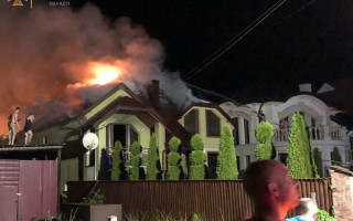 На Закарпатті  від удару блискавки загорівся будинок