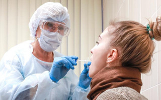 Стало известно, чем отличаются COVID-симптомы у людей разного возраста