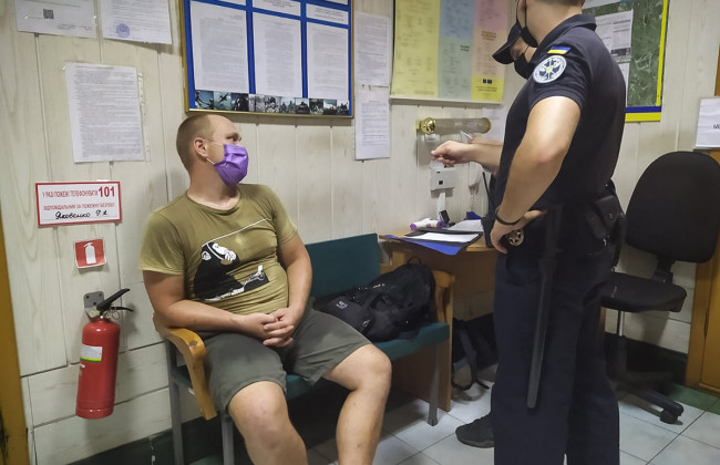 На Черкащині чоловік прийшов до суду з речовиною, схожою на наркотики