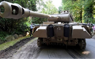 Прятал в подвале танк и арсенал оружия: в Германии перед судом предстал пенсионер