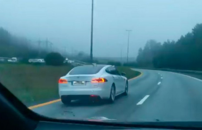 Пьяный мужчина заснул за рулем Tesla Model S: что с ним произошло, видео