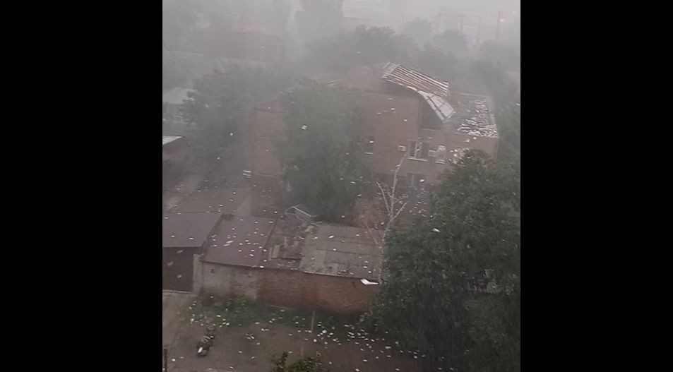 На Николаевщине буря снесла крышу здания суда, видео