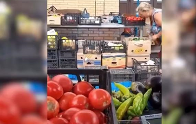 Запорожцев шокировала продавщица на рынке: «освежала» овощи водой изо рта