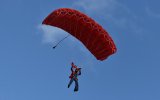 В Одессе экстремал прыгнул с парашютом с балкона многоэтажки, видео