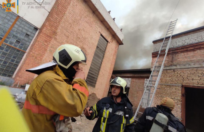 В Киеве горят склады: кадры с места происшествия