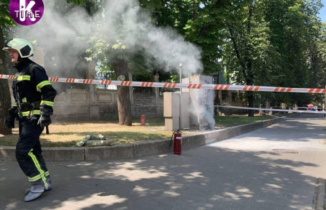 Пожар возле Офиса Президента: что происходит в столице