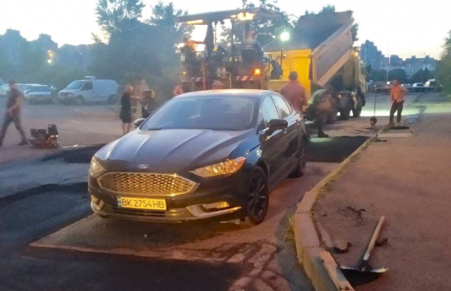 В Киеве вокруг «героя парковки» уложили асфальт: водителя искали 4 дня