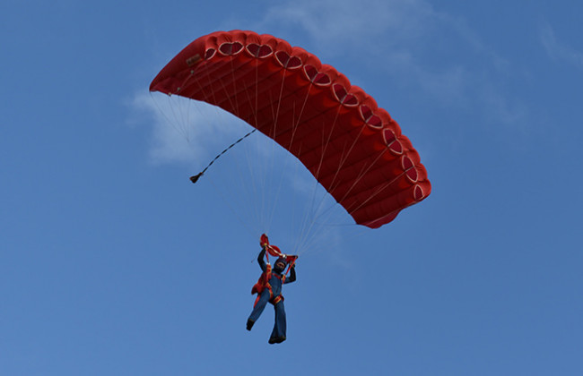В Одессе экстремал прыгнул с парашютом с балкона многоэтажки, видео