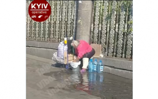 В Киеве женщина решила устроить стирку прямо возле ж/д вокзала