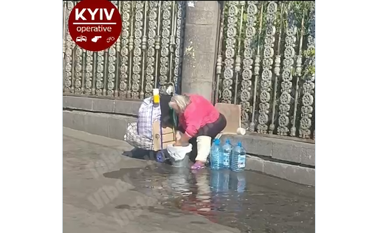 В Киеве женщина решила устроить стирку прямо возле ж/д вокзала