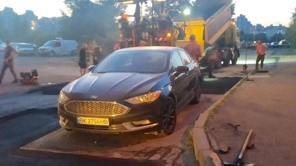 В Киеве вокруг «героя парковки» уложили асфальт: водителя искали 4 дня