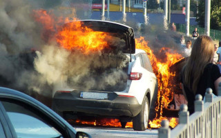 В Киеве на проезжей части загорелся автомобиль