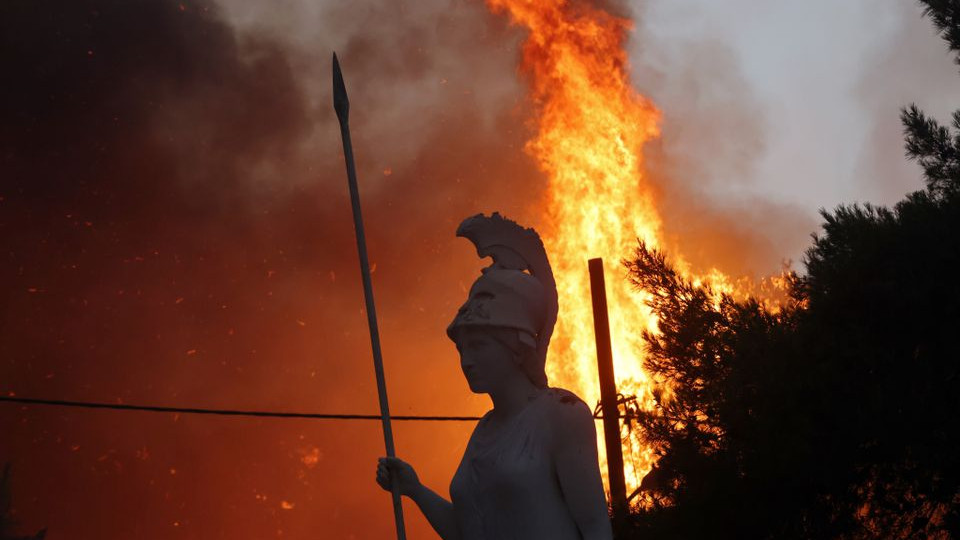 Пожары в Греции сожгли десятки домов: людей эвакуируют