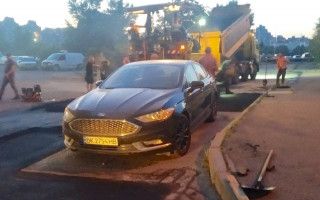 В Киеве вокруг «героя парковки» уложили асфальт: водителя искали 4 дня