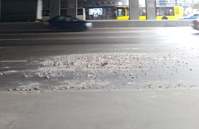 В Киеве осыпается путепровод: фото