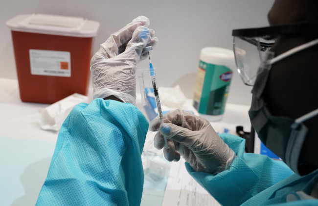 Юрист с антителами к COVID-19 подал иск из-за требования носить маску