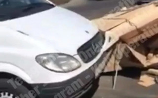 В Киевской области из фуры выпал груз и едва не раздавил Mercedes