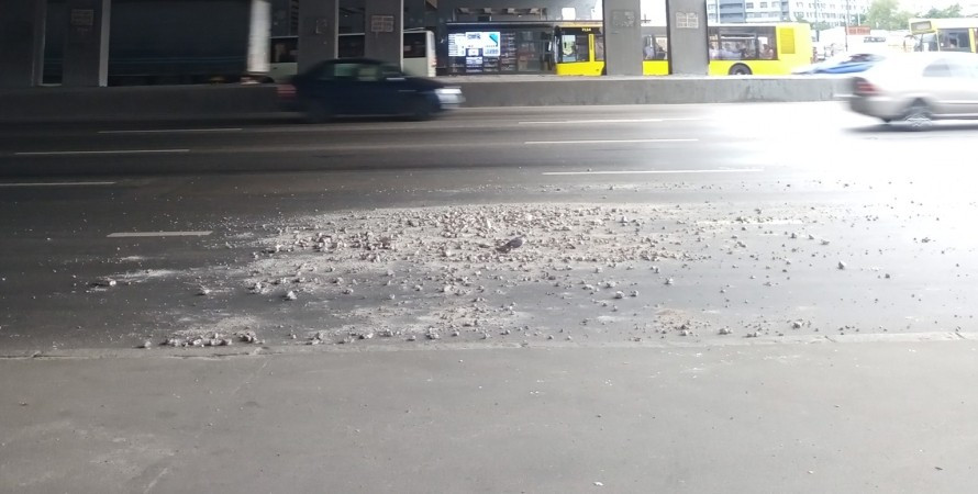 В Киеве осыпается путепровод: фото