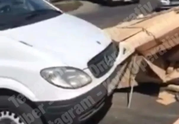 В Киевской области из фуры выпал груз и едва не раздавил Mercedes
