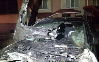 «Кому-то помешал»: в Ровно сожгли автомобиль депутата
