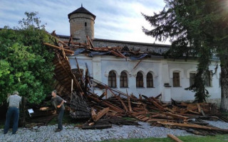 Зірвані дахи, повалені дерева, проблеми з газом та світлом: у Кам'янці-Подільському пройшов потужний буревій