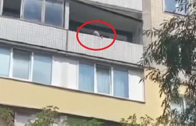 В Киеве пенсионерка пыталась прогнать детей утюгом, видео