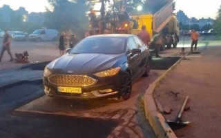 Асфальт теперь кладут вокруг «героев парковки»: фото