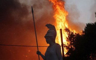 Пожары в Греции: Украина направит 100 пожарных для борьбы с огнем