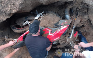 На Житомирщині чоловік на власному подвір’ї закопав вкрадений мотоцикл