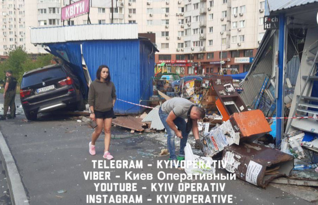 Ранок почався з автотрощі: у Києві водійка знесла два МАФи