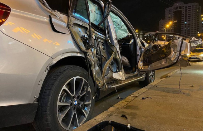 В Киеве пьяный водитель влетел в фуру: видео