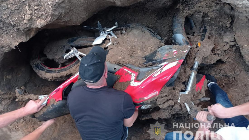 На Житомирщині чоловік на власному подвір’ї закопав вкрадений мотоцикл