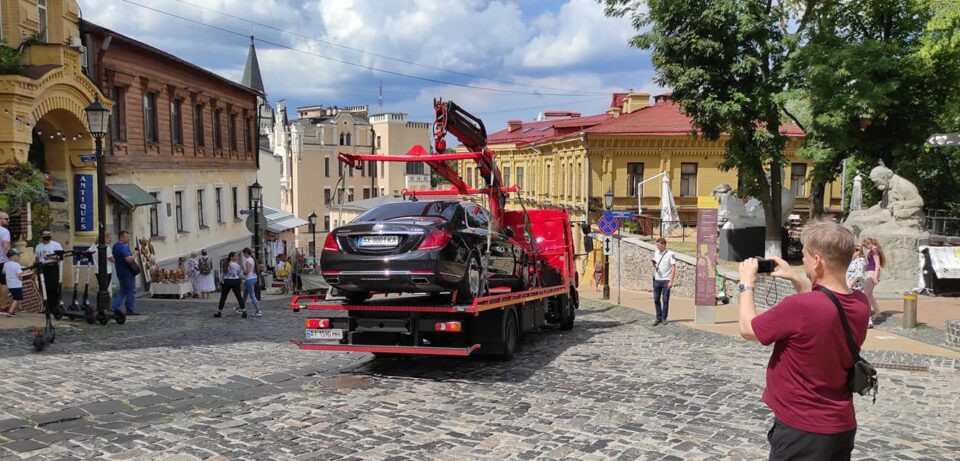 В Киеве эвакуировали на штрафплощадку дорогой Maybach