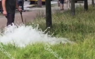 У Києві з-під землі бив фонтан: дорога перетворилась у річку, відео