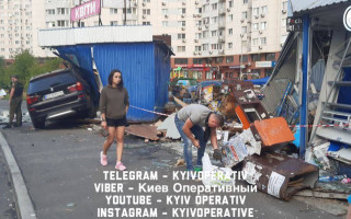 Ранок почався з автотрощі: у Києві водійка знесла два МАФи