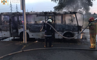 У Києві повністю згоріла маршрутка: водій отримав опіки