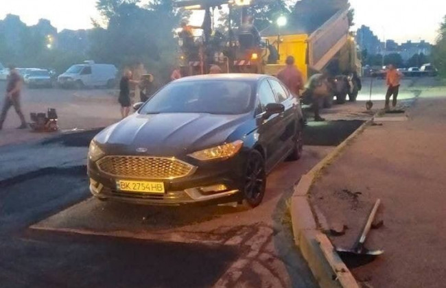 Асфальт теперь кладут вокруг «героев парковки»: фото