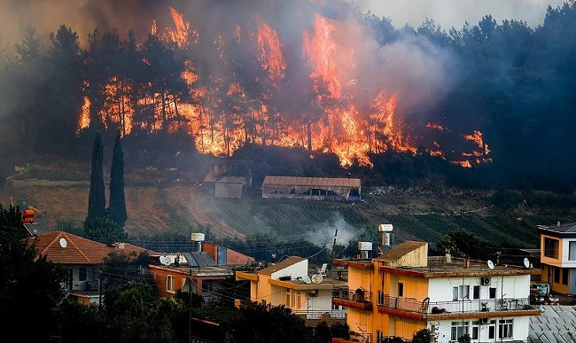 В Турции пожары подходят к электростанции