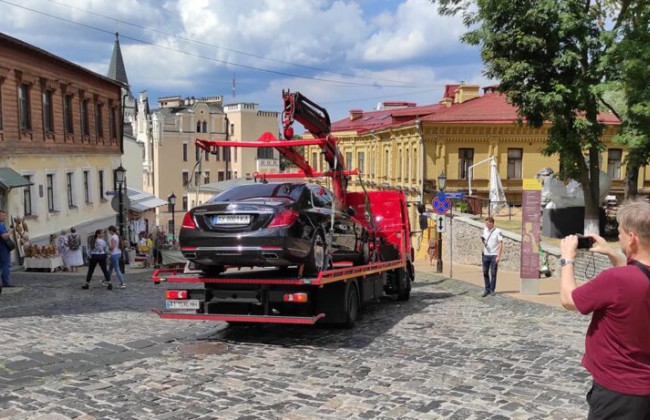 В Киеве эвакуировали на штрафплощадку дорогой Maybach