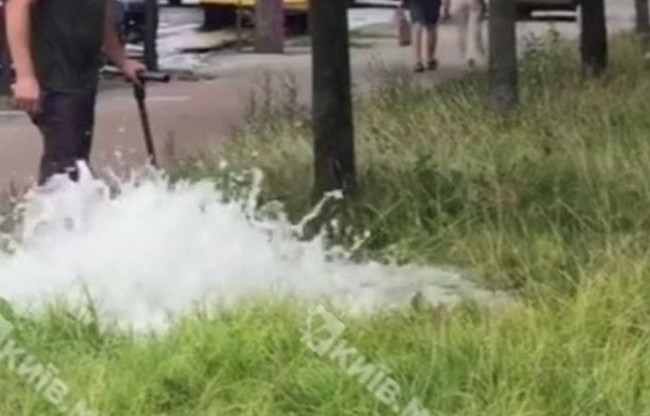 У Києві з-під землі бив фонтан: дорога перетворилась у річку, відео
