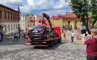 В Киеве эвакуировали на штрафплощадку дорогой Maybach