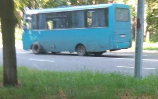 В столичной маршрутке на ходу отвалилось колесо, фото