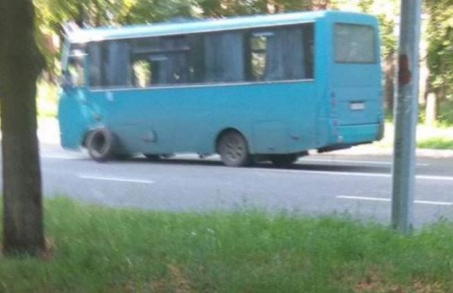 В столичной маршрутке на ходу отвалилось колесо, фото