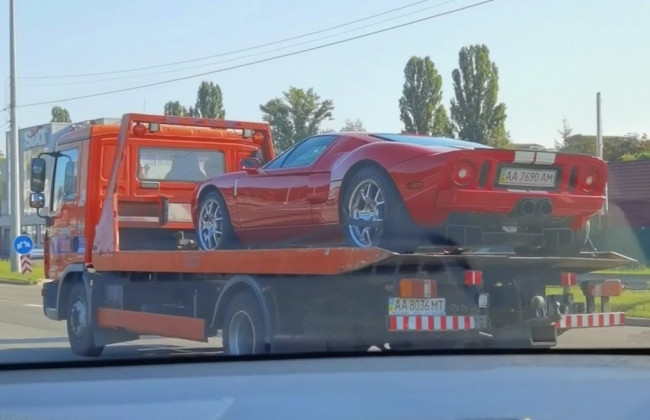 Единственный в Украине суперкар Ford GT забрали на эвакуаторе