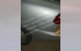 Портит чужие автомобили: в Киеве ищут вандала, видео