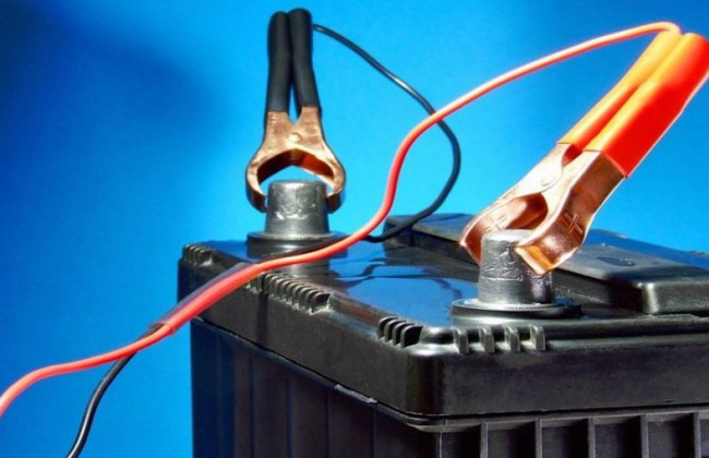 Назвали ошибки, которые вредят аккумулятору автомобиля