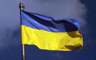 В Мариуполе парень поджег флаг Украины