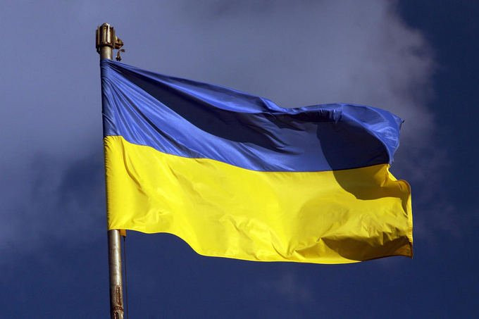 В Мариуполе парень поджег флаг Украины