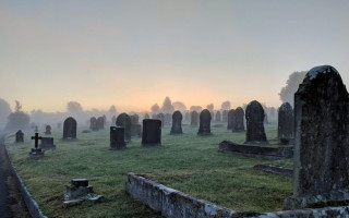 На Киевщине подростки устроили развлечения на кладбище