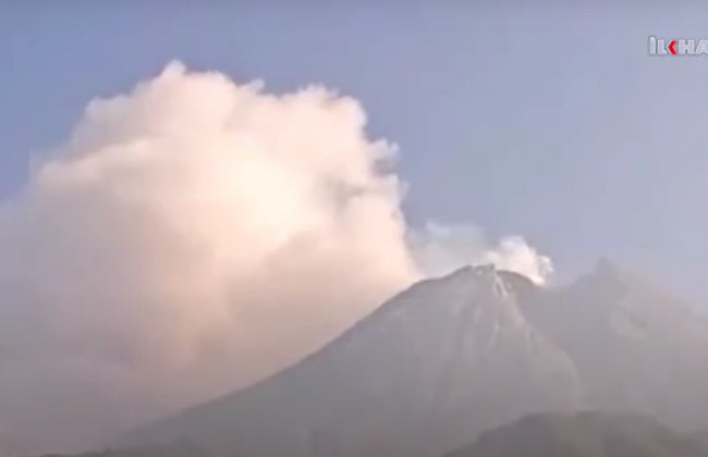 В Индонезии начал извергаться нестабильный вулкан